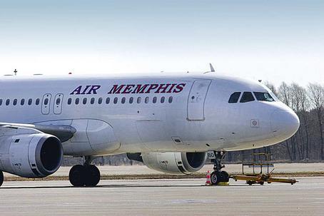 AirMemphis.JPG: 8.aprillil seisis Memphis Airi lennuk Airbus 320 Tallinna lennuväljal ja ootas varuosi. Foto: Liis Treimann