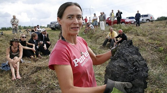 Arvi Kiis.jpg: Laila Meister näitab paarikümne sentimeetrist pigikamakat, mis on pärit Kiviõli keemiatööstusest aastakümnete jooksul ladestunud Uhaku karstialal. Foto: Arvi Kriis 