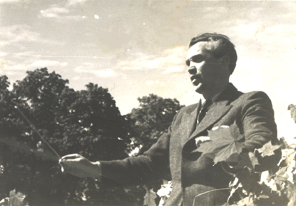 Gustav Ernesaks.jpg: Gustav Ernesaks juhatas (nais-, sega- ja) meeskoore Rakvere rajooni laulupäeval rahvamaja pargis 1947.a. Sekundeerisid Jüri Variste, Jaan Pakk jt.