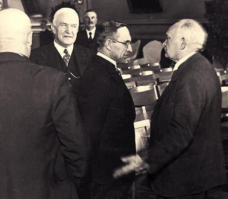 IsamaaKK.jpg: Isamaaliidu keskkomitee koosolek 14. oktoobril 1937. aastal. Fotograaf on tabanud vestlushoos välisminister Friedrich Karl Akeli (vasakult), Isamaaliidu esimehe Jüri Uluotsa ja riigivanem Konstantin Pätsi. Foto: A. Kalm / Eesti Filmiarhiiv 