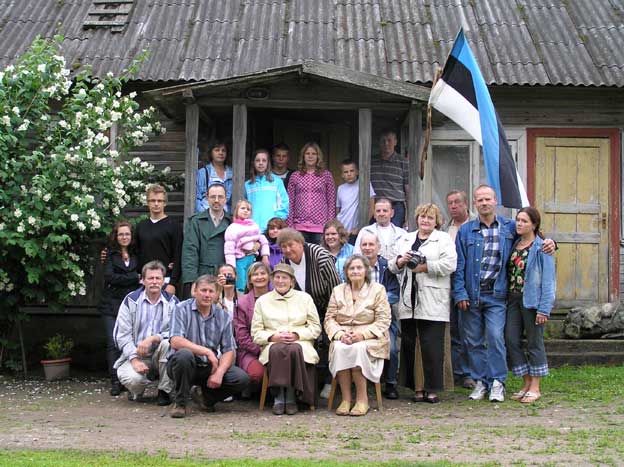 Jaagapralased.jpg: Enniksaare küla Jaagapra talu tulehoidjad ja hõimlased 12.07.2008.