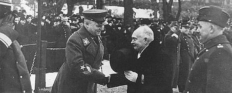 Jegorov.JPG: K. Päts ja NL marssal Jegorov EV 19. aastapäeva paraadil Tallinnas 24.veebruaril 1937  