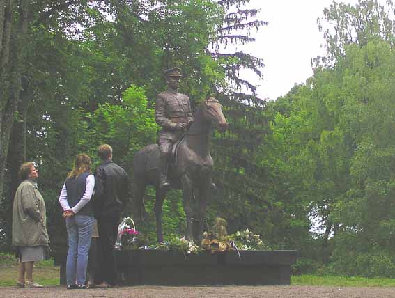 Johan Laidoner Viljandi Lossimägedes.10.jpg: Eesti esimene ratsamonument. Eile (so 27. juunil) tehtud pildil pole näha, et vandaalid on juba jõudnud ratsuti kuju parema käe 3-4 sõrme vahelt lahti tõmmata... 