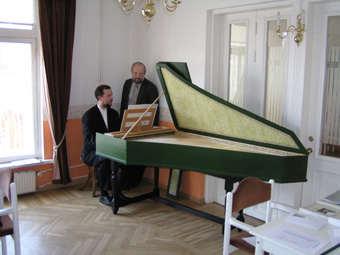 Jäneda mehe Peeter Talve valmistatud klavessiinil tõi külakosti Reinut Tepp.jpg: 