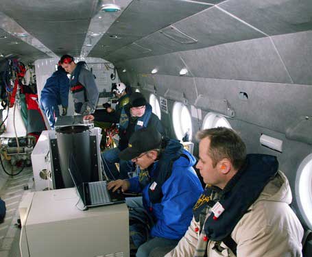 Lidar.jpg: Lidari katsetus piirivalvekopteri Mi-8 pardal 2006. aasta kevadel. Foto: Küllike Rooväli