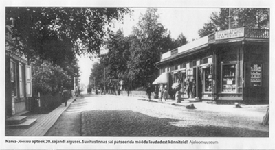 N-Joesuu.Apteek.gif: Narva-Jõesuu apteek 20. sajandi algul. Suvituslinnas sai patseerida mööda laudadest kõnniteid. Ajaloomuuseum