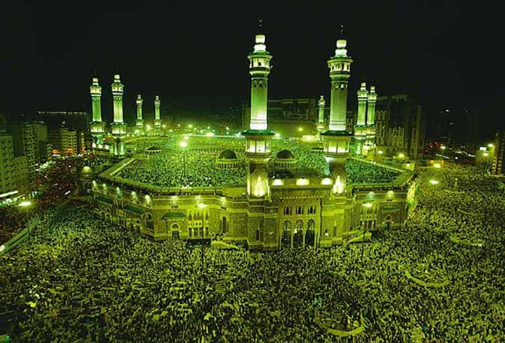 Meka Suur moshee.F:Reuter.jpg: Kogu maailma 1,2 miljardi moslemi tähtsaim pühakoda Meka Suur moshee särab iga-aastase palverännaku ajal öösiti tuledemeres