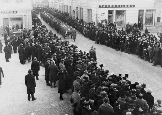 Piirivalvurid.jpg: Tartu saadab 17. veebruaril 1938 viimsele teekonnale Peipsil mõrvatud piirivalvurid. Foto: E.Põldre 