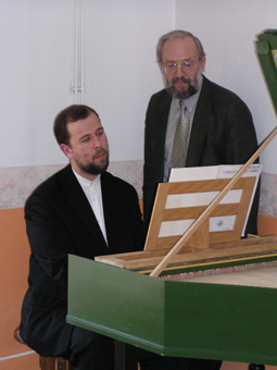 Reinut Tepp ja noodikeeraja Vello Mäeots Peeter Talve valmistatud klavessiini taga.jpg: 