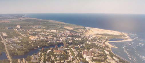 Sillamäe vabatsoon idast vaadatuna.jpg:
<p><font face="Times New Roman,Times,Serif" size=2>Sillamäe vabatsoon paikneb Tallinn-Narva maantee ja mere vahel. Merre ulatuv tipust (Türsamäe nina) saab alguse merre minev kahekilomeetrine kai.</font></p>
<p><font face="Times New Roman,Times,Serif" size=2>Vahetult jäätmehoidlast lõunasse tuleb sadamatagune ala koos termilalidega ja raudteejaam.</font></p>
<p>