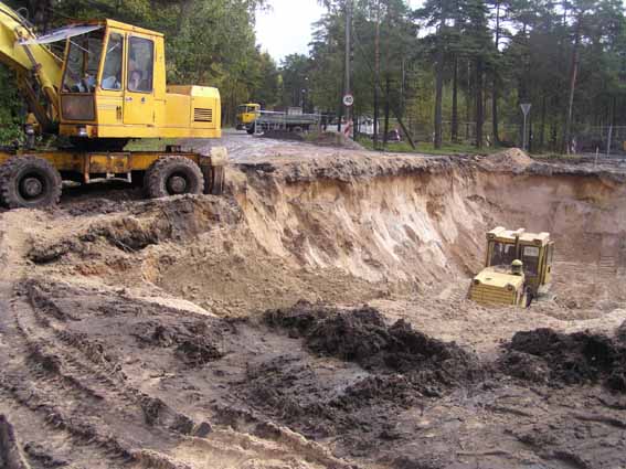 Tun031.jpg: Tähetorni suusatunneli ehitusel 29.septembril 2004. Süvendi kaevamine.