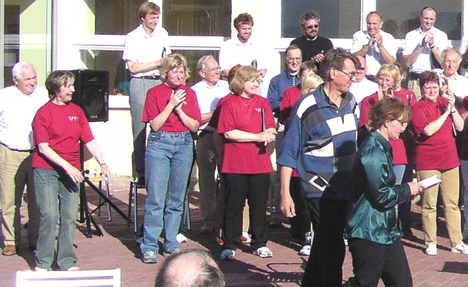 VKM2 001.jpg: Naiskoori dirigendi tagalat julgestab president isiklikult...