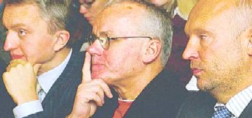 trio1.JPG: Abilinnapea Peep Aaviksoo, arhitekt Vilen Künnapu, Hansapanga juht Indrek Neivelt konverentsil.